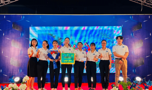 Loạt ảnh tiệc tất niên cuối năm 2022 (2)